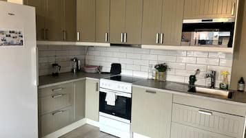 Fridge, microwave, dishwasher, coffee/tea maker