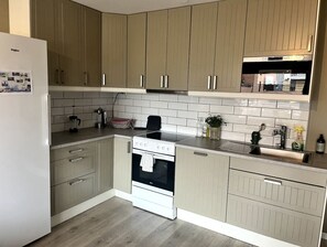 Fridge, microwave, dishwasher, coffee/tea maker