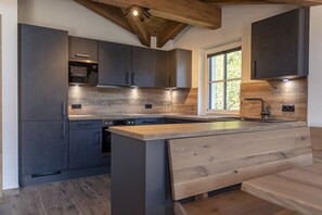 Kjøleskap, mikrobølgeovn, ovn og oppvaskmaskin