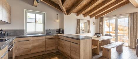 Kühlschrank, Mikrowelle, Ofen, Geschirrspüler