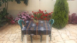 تناول الطعام بالخارج