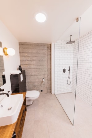 高級雙人房, 露台, 花園景 | 浴室 | 淋浴設備、風筒、提供毛巾、番梘