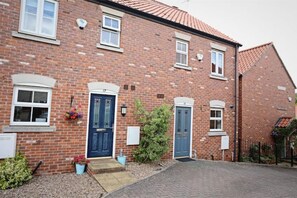 Exterior - Cheerful two-bedroom townhouse near Leeds and York (South Milford)