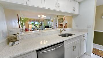 Microondas, horno, parrilla de estufa y lavavajillas