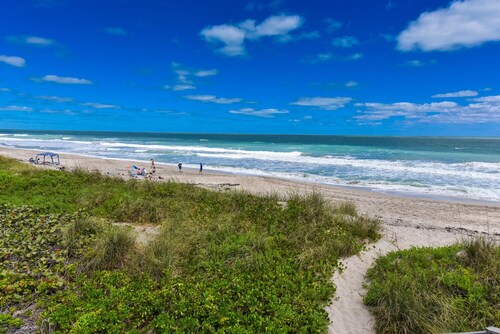 Minute walk to the Beach! Florida Condo with screened in porch.