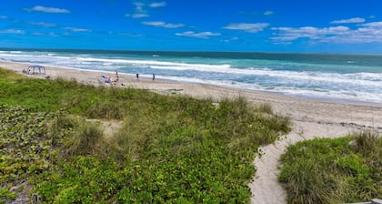 Minute walk to the Beach! Florida Condo with screened in porch.