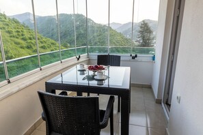 Familienapartment, 3 Schlafzimmer, Bergblick | Terrasse/Patio