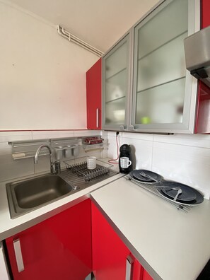 Fridge, microwave, stovetop, coffee/tea maker - Duplex Cosy Centre Ville Trouville Parking Privé Gratuit (Trouville-sur-Mer)