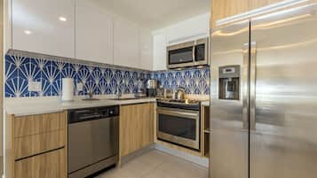 Family Condo | Private kitchen | Microwave, oven, stovetop, dishwasher