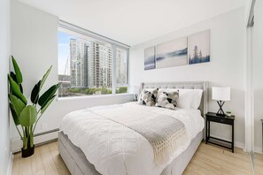 1 bedroom, desk, iron/ironing board, free WiFi - Heart of Downtown | Parking, Pool, Gym, Office, A/C (Vancouver)