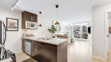 Kühlschrank, Mikrowelle, Ofen, Herdplatte