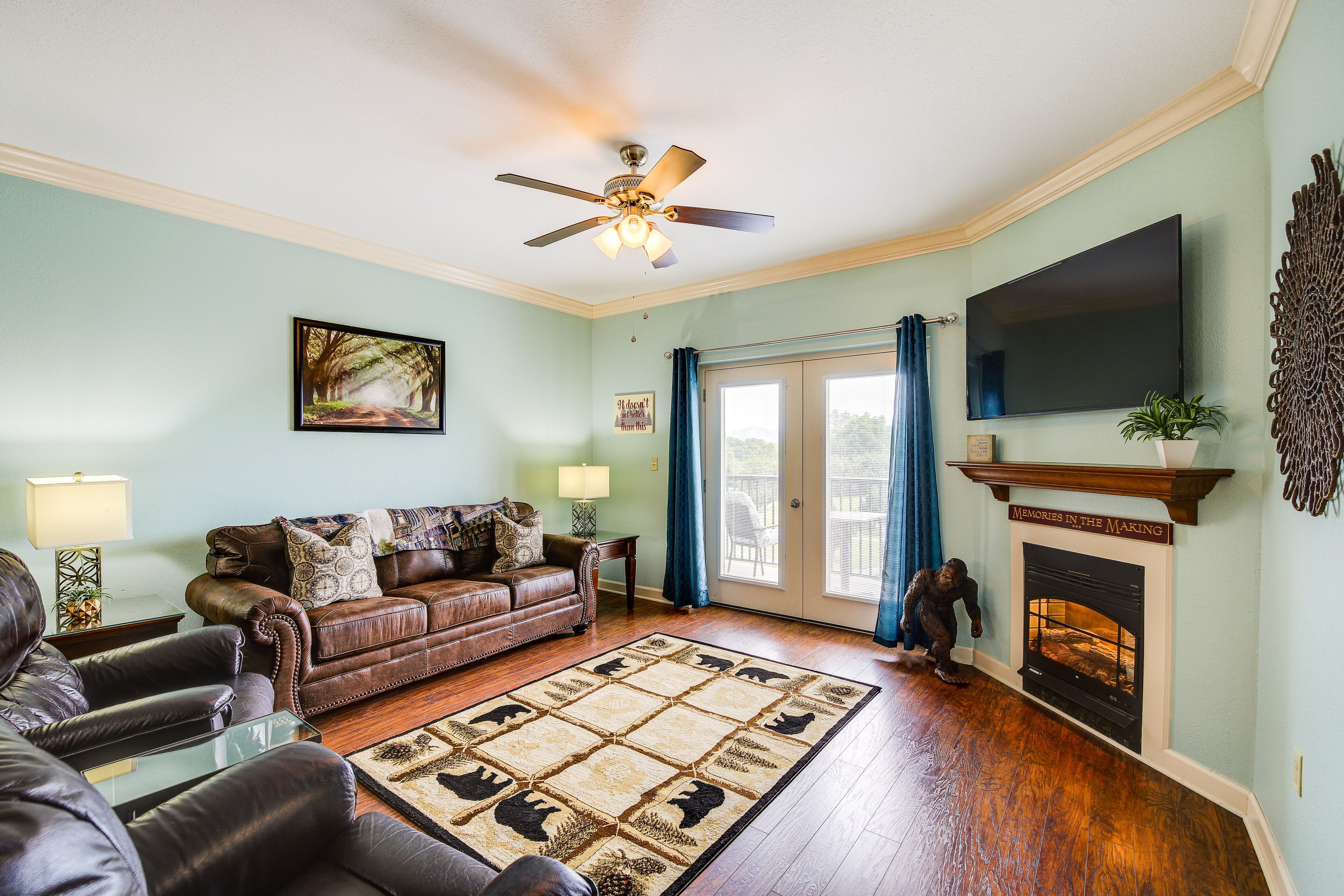 Steps To Parkway! Pigeon Forge Condo + Pool Access - Pigeon Forge, TN