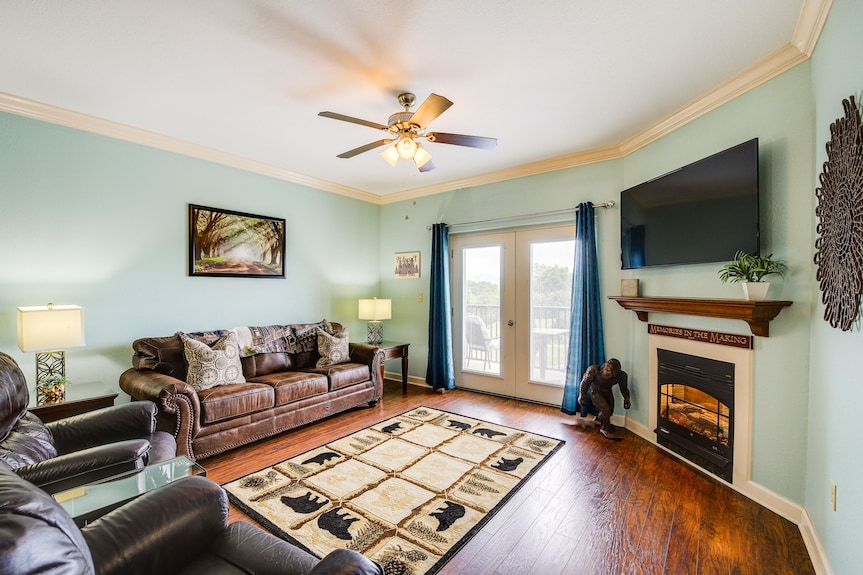 Steps To Parkway! Pigeon Forge Condo + Pool Access - Pigeon Forge, TN