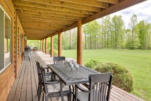 Outdoor dining - Fraziers Bottom Cabin on 800 Acres of Land w/ Lake (Fraziers Bottom)