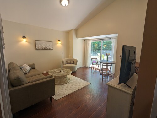 Charming Couple's Cottage close to Lake Michigan, Silver lake, and Stoney Lake