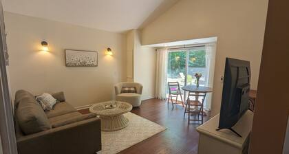 Charming Couple's Cottage close to Lake Michigan, Silver lake, and Stoney Lake