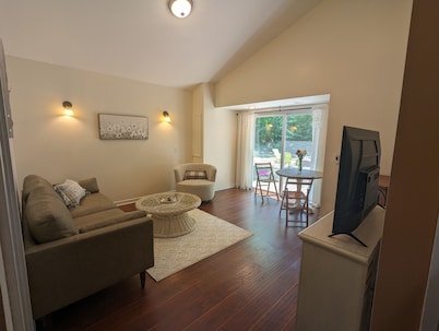 Charming Couple's Cottage close to Lake Michigan, Silver lake, and Stoney Lake