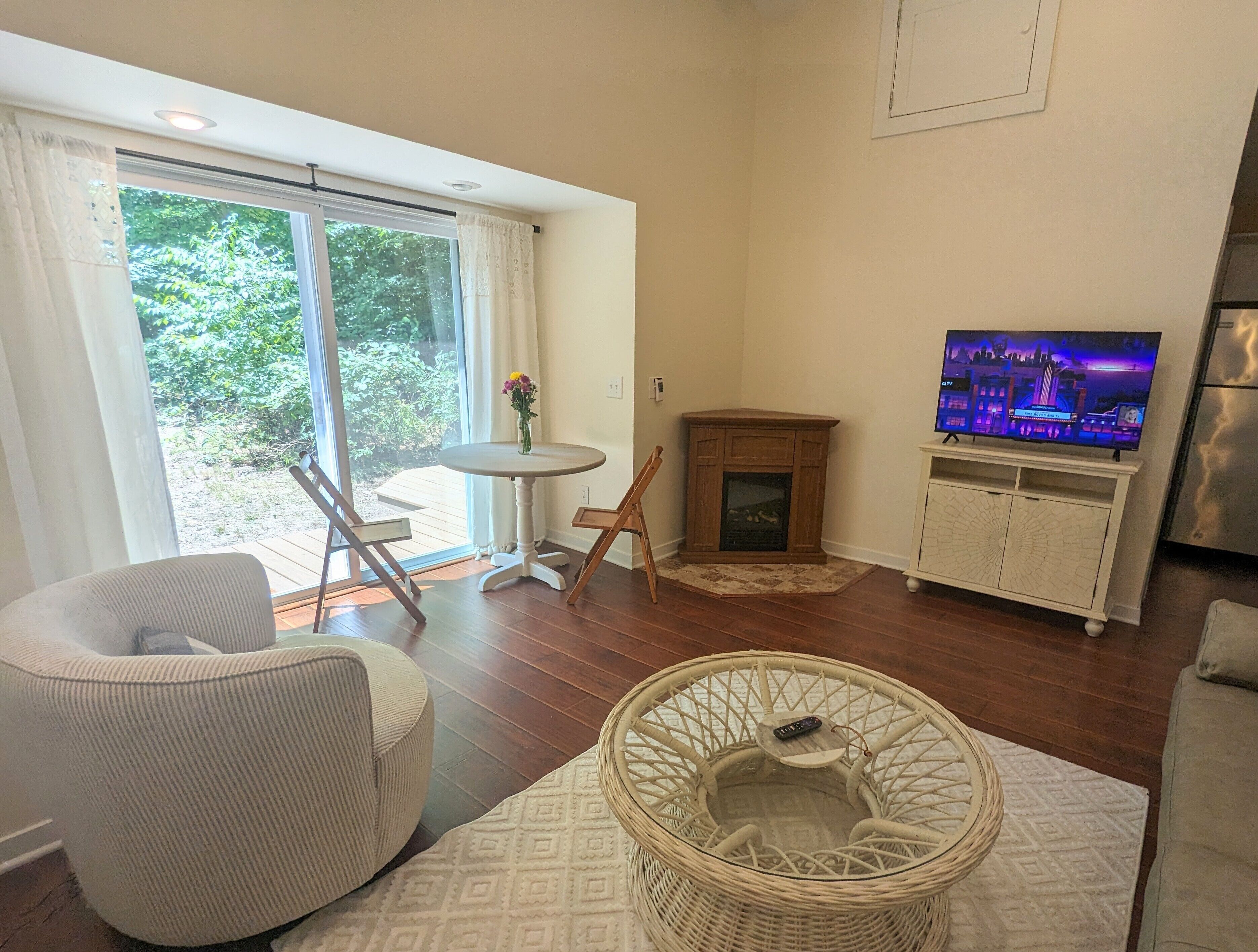 Una Smart TV, una chimenea