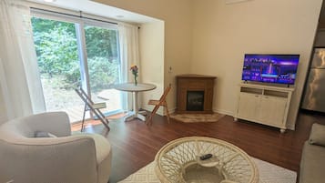 Una Smart TV, una chimenea
