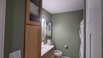 Serviettes fournies, savon, shampoing, papier toilette