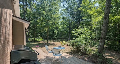 Charming Couple's Cottage close to Lake Michigan, Silver lake, and Stoney Lake