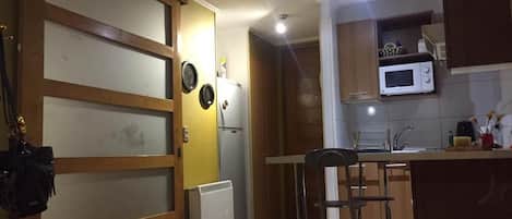 冷蔵庫、電子レンジ、オーブン、電気ポット