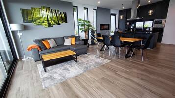 Smart-TV, Tischfußball, Bücher