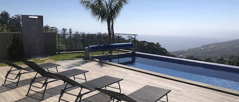 Una piscina al aire libre, una piscina climatizada