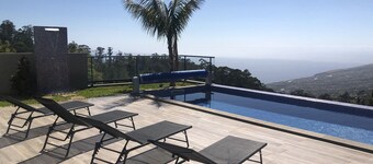 New building above the roofs of Calheta, absolute privacy with a heatable pool
