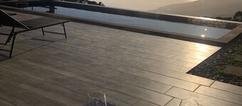 Neubau oberhalb der DÀcher von Calheta, absolute PrivatsphÀre, beheizbarer Pool