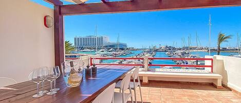 屋外ダイニングエリア