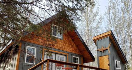 House of the Grouse - Charming River-side Cabin and Sauna!