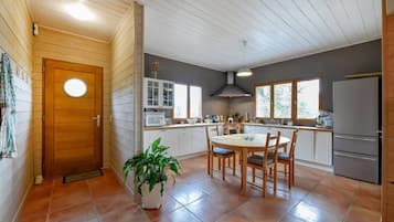 Een microgolfoven, een oven, een kookplaat, een vaatwasser