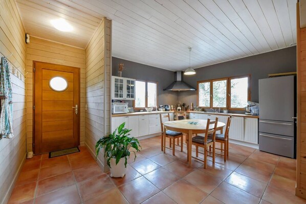 Microondas, horno, parrilla de estufa y lavavajillas