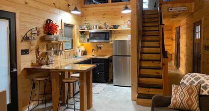 Angler's Den: Lake, trails, golf