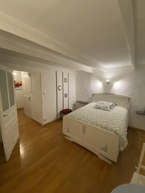 Select Comfort beds, laptop workspace, soundproofing, free WiFi