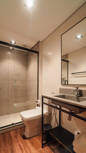 SUÍTE PLÁTANO | Bathroom | Shower, designer toiletries, hair dryer, towels - 249 DESIGN HOTEL (Gramado)