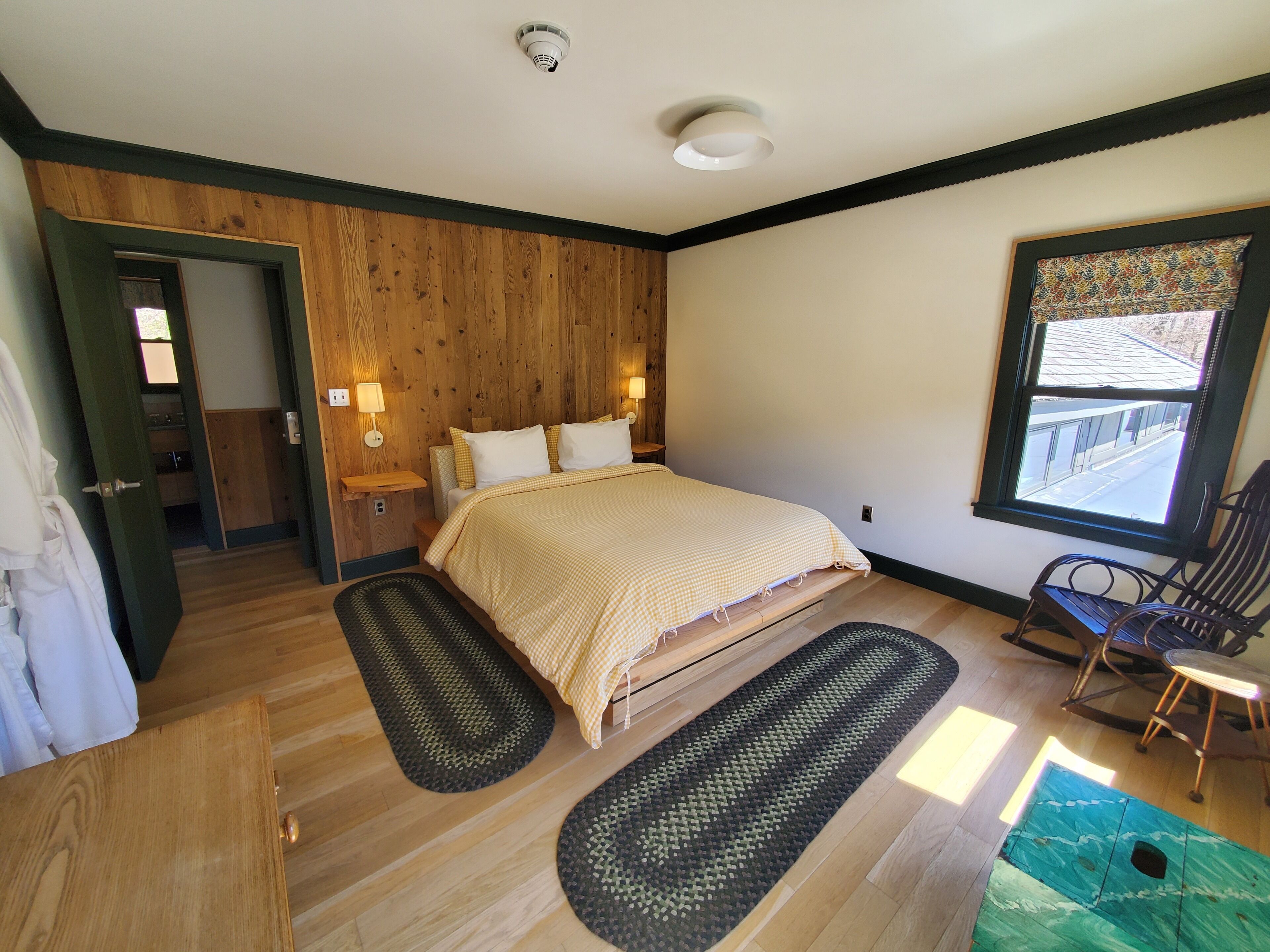 Deluxe Suite | Egyptian cotton sheets, premium bedding, memory foam beds, minibar