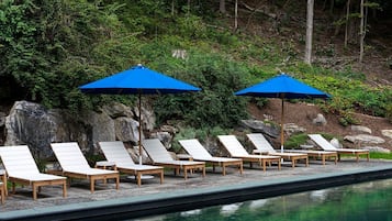 Una piscina al aire libre de temporada