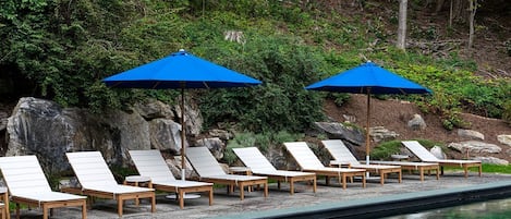 Una piscina al aire libre de temporada