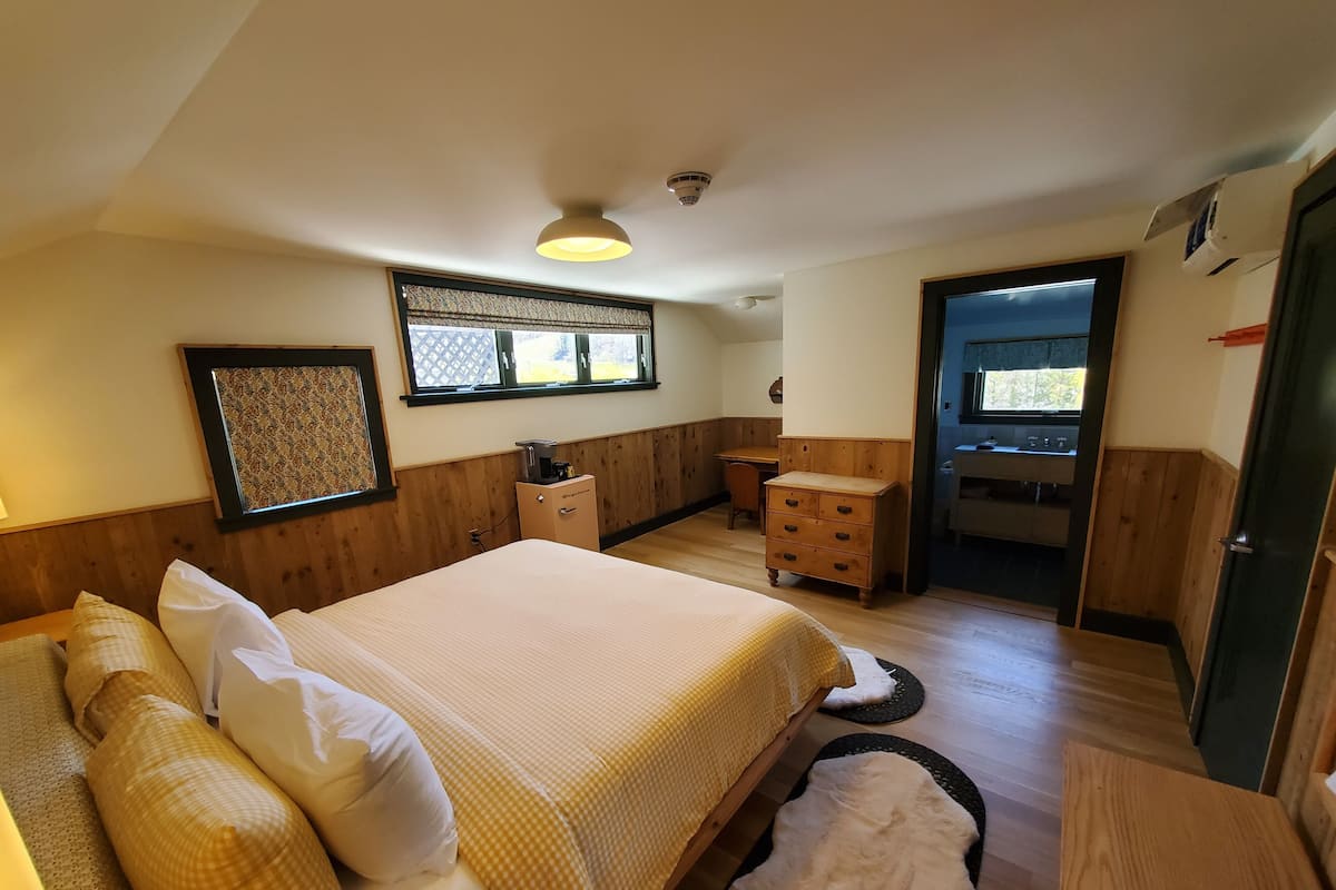 Deluxe Suite | Egyptian cotton sheets, premium bedding, memory-foam beds, minibar