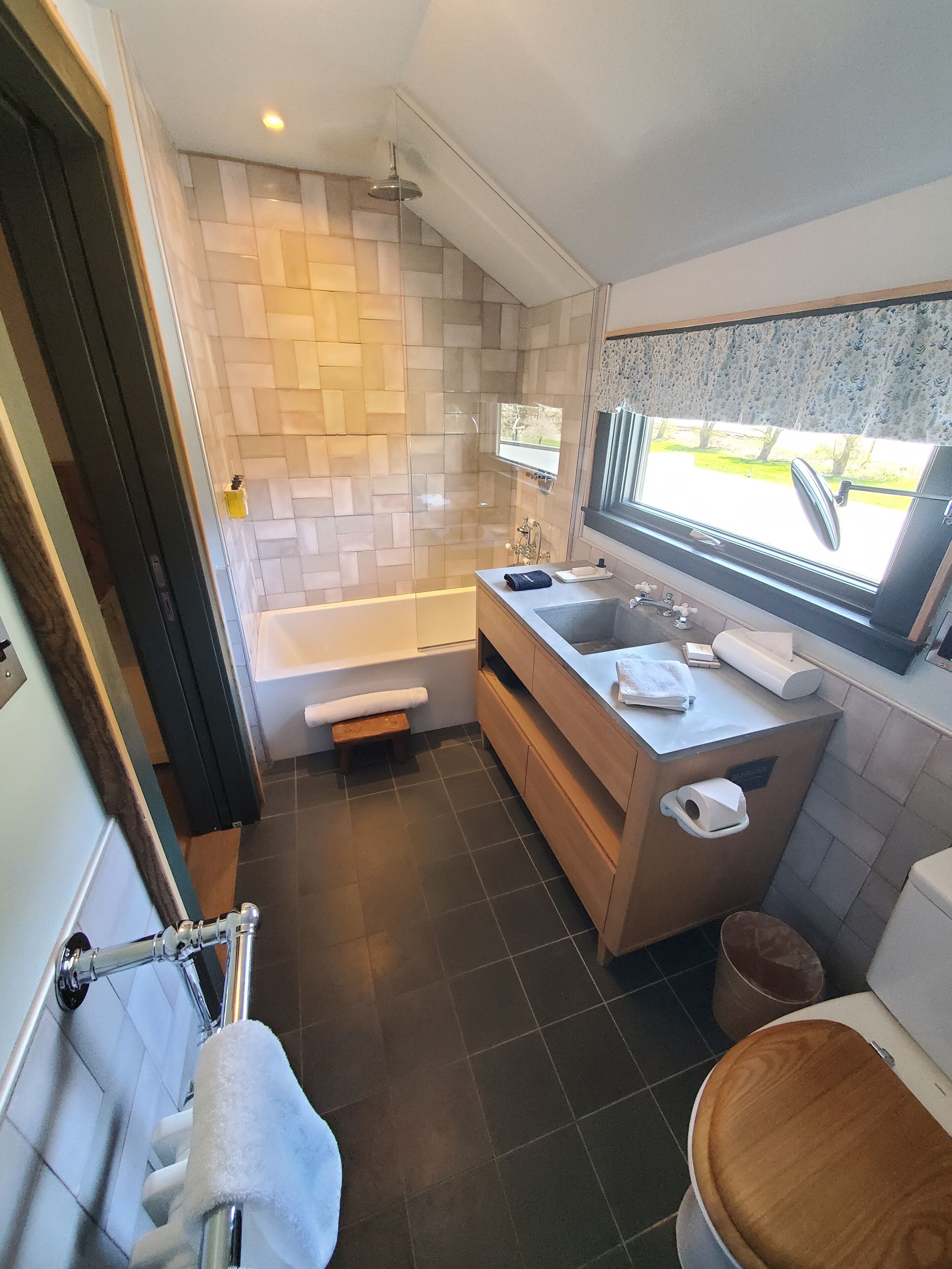Un bagno moderno con una vasca, un lavandino e un water.