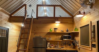 Deer Run: Lake, trail, golf