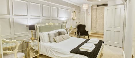 Suite | In-room safe, iron/ironing board, free WiFi, bed sheets