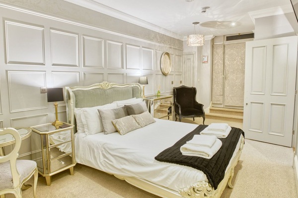 Suite | In-room safe, iron/ironing board, WiFi (free), bed sheets