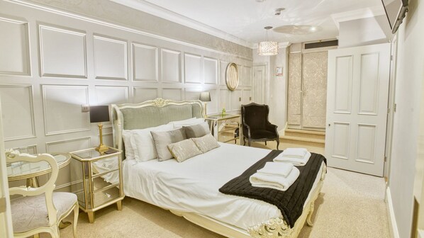 Suite | In-room safe, iron/ironing board, free WiFi, bed sheets - The Rest Hotel (Lincoln)