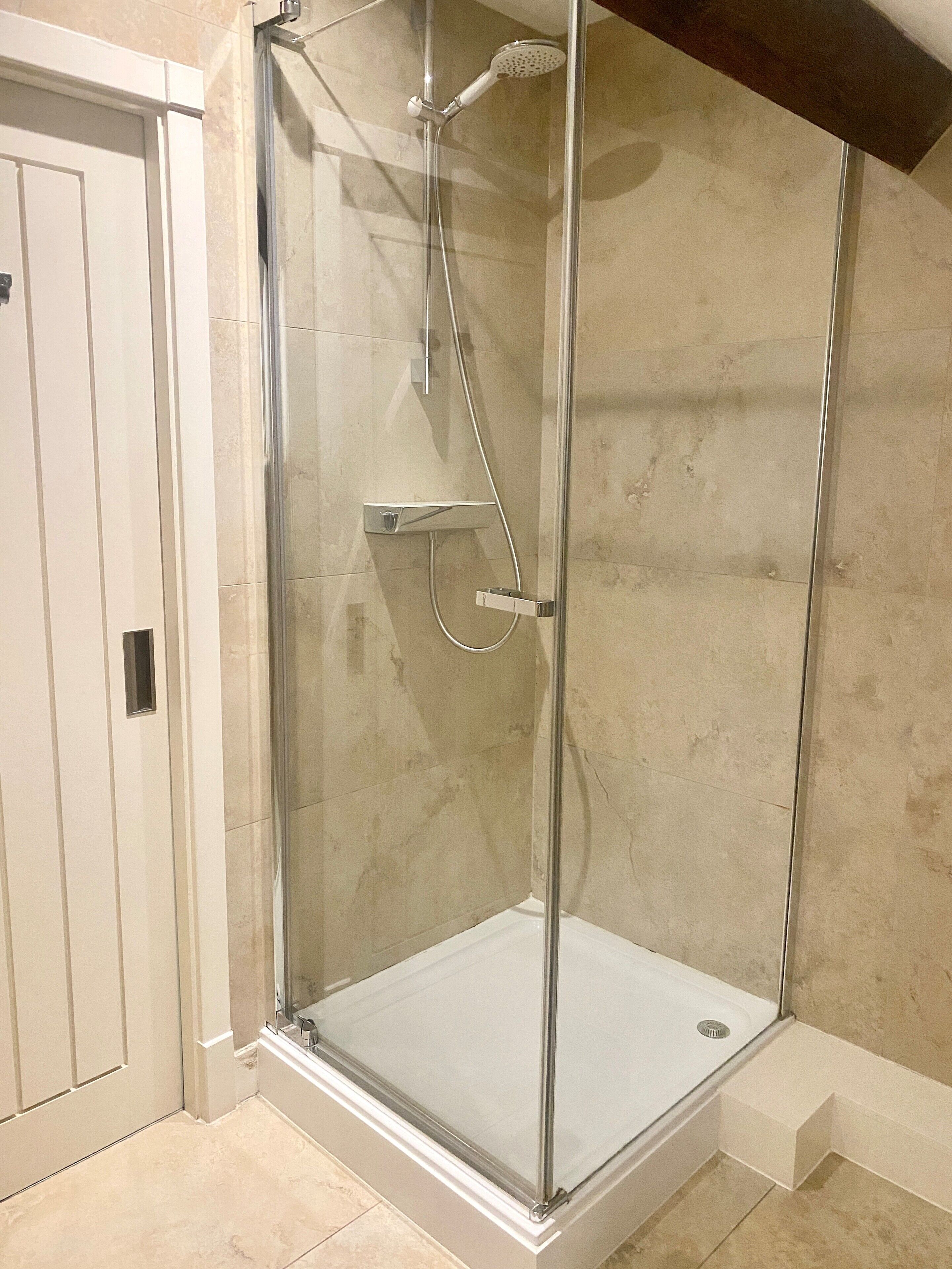Studio | Badezimmer | Kostenlose Toilettenartikel, Haartrockner, Fußbodenheizung (Badezimmer)