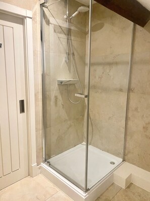 Studio | Bathroom | Free toiletries, hair dryer, heated floors, towels - The Rest Hotel (Lincoln)