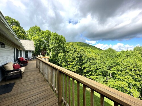 Alpine Vista: 5★ Clean, Fully Stocked, 3,900 Ft. Mt Views, Central Location!