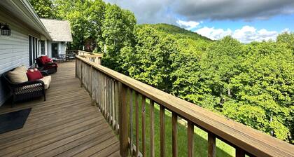 Alpine Vista: 5★ Clean, Fully Stocked, 3,900 Ft. Mt Views, Central Location!